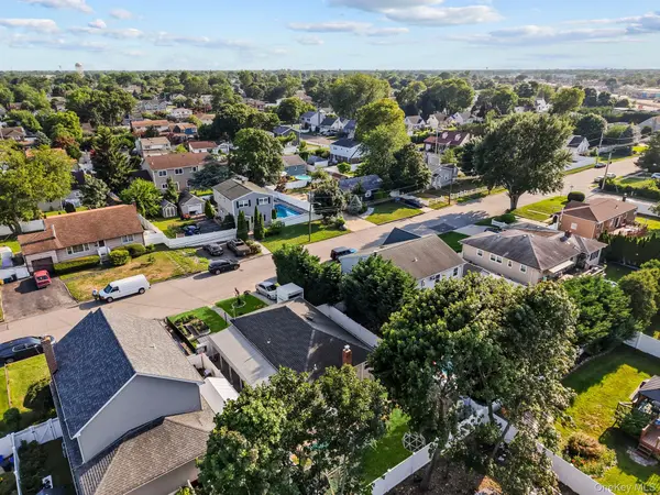 30 44th ST, Lindenhurst, NY 11757