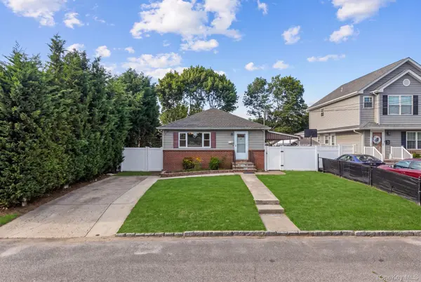 30 44th ST, Lindenhurst, NY 11757