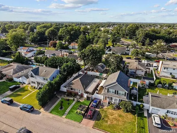30 44th ST, Lindenhurst, NY 11757