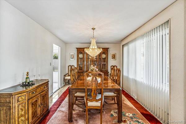 10 Clemson LN, Woodbury, NY 11797