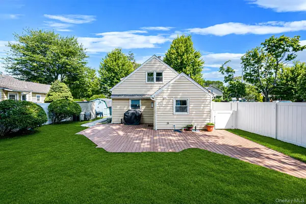 6 Gerek AVE, West Islip, NY 11795