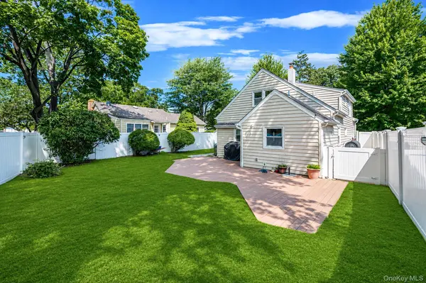 6 Gerek AVE, West Islip, NY 11795