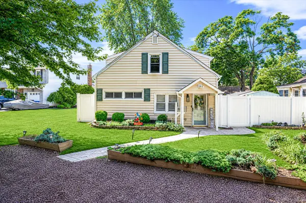 6 Gerek AVE, West Islip, NY 11795