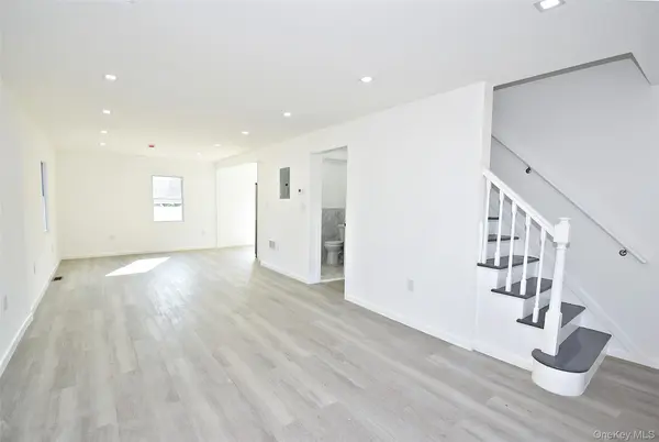 240 Columbus Pkwy, Mineola, NY 11501