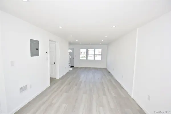 240 Columbus Pkwy, Mineola, NY 11501
