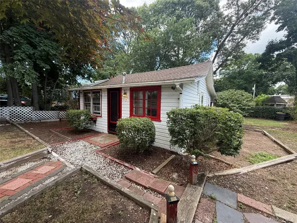 7 Connelly DR, Lake Grove, NY 11755