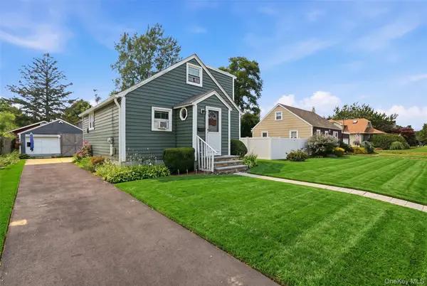 235 N 7th ST, Lindenhurst, NY 11757
