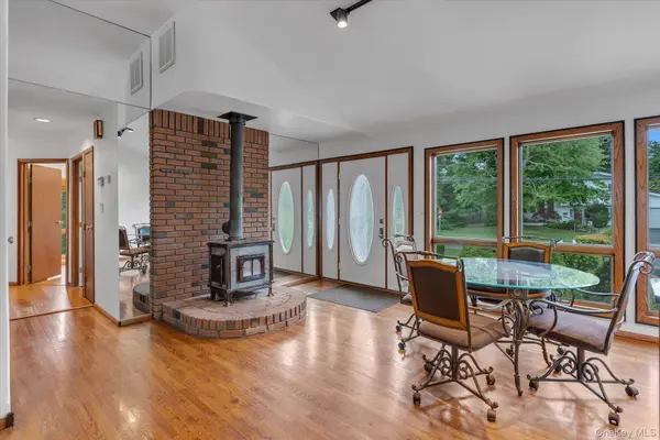 517 Ocean AVE, Oakdale, NY 11769