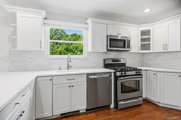15 Victoria CT, Oakdale, NY 11769