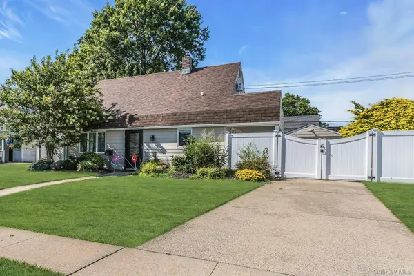51 Butternut LN, Levittown, NY 11756