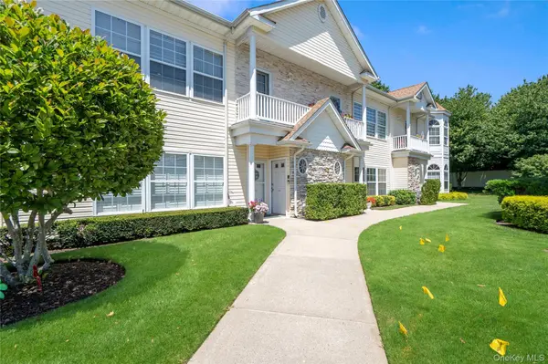 406 Narragansett Villas DR, Lindenhurst, NY 11757