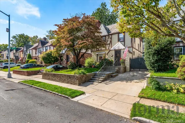 5022 Overbrook ST, Douglaston, NY 11362