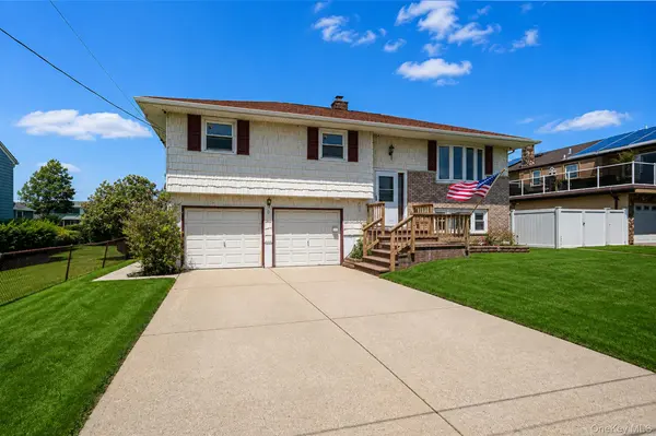 8 Wilson PL, Lindenhurst, NY 11757