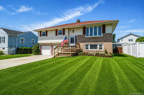 8 Wilson PL, Lindenhurst, NY 11757