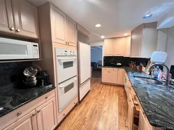 26 Polo Field LN, Lake Success, NY 11020