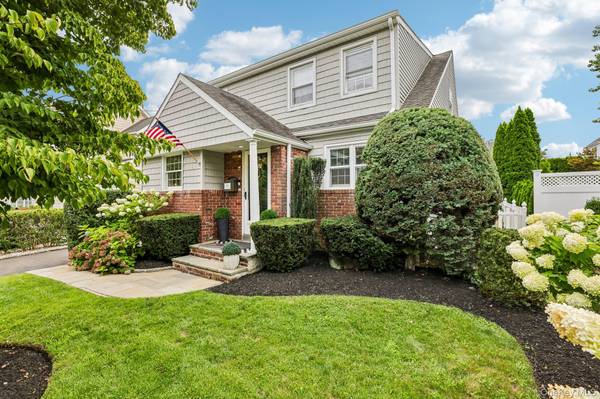 76 Highfield AVE, Port Washington, NY 11050