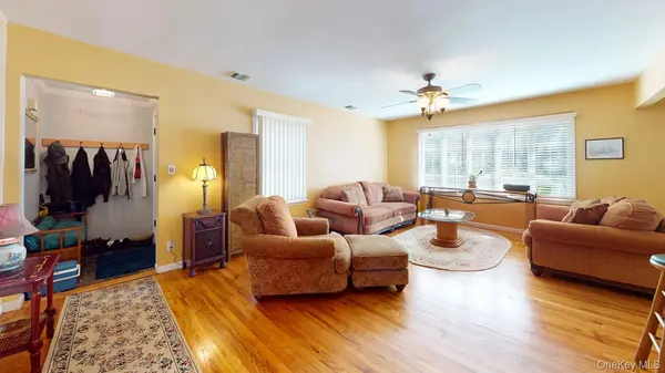 18 W GAYLORE DR, Amityville, NY 11701