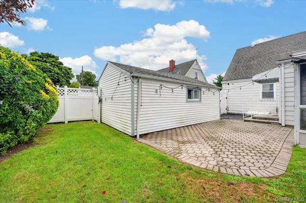 14 Ivy PL, Valley Stream, NY 11581