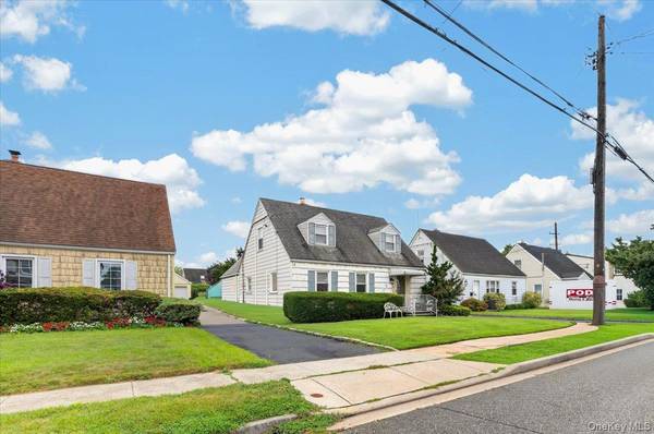 14 Ivy PL, Valley Stream, NY 11581