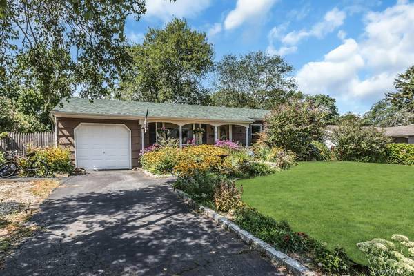 8 Baymens CT, Sayville, NY 11782