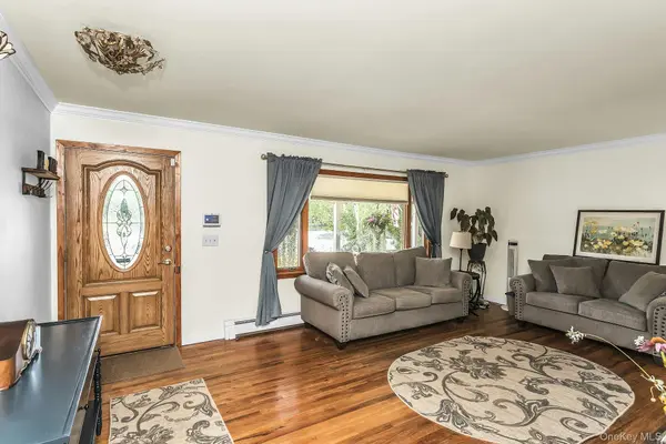 8 Baymens CT, Sayville, NY 11782