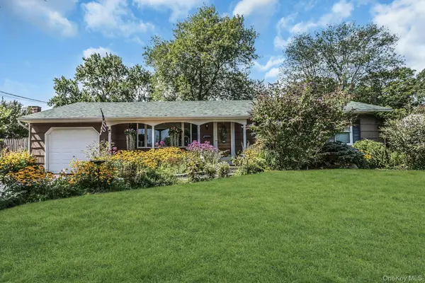 8 Baymens CT, Sayville, NY 11782