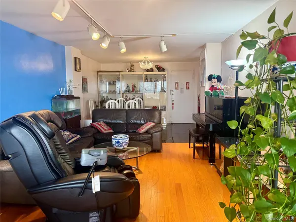 61-20 Grand Central Pkwy #A 1002, Forest Hills, NY 11375