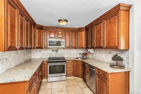 20 Jamaica AVE, Plainview, NY 11803