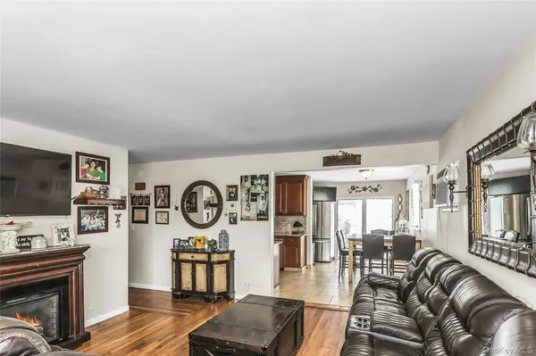 20 Jamaica AVE, Plainview, NY 11803