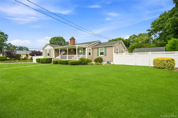 494 N Putnam AVE, Lindenhurst, NY 11757