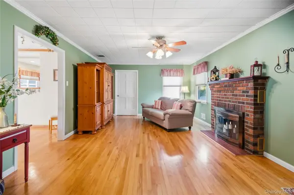 494 N Putnam AVE, Lindenhurst, NY 11757