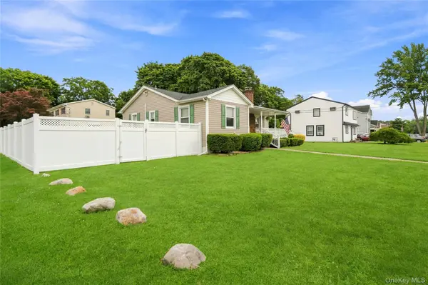 494 N Putnam AVE, Lindenhurst, NY 11757