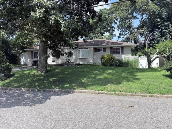 110 Tudor RD, Centereach, NY 11720