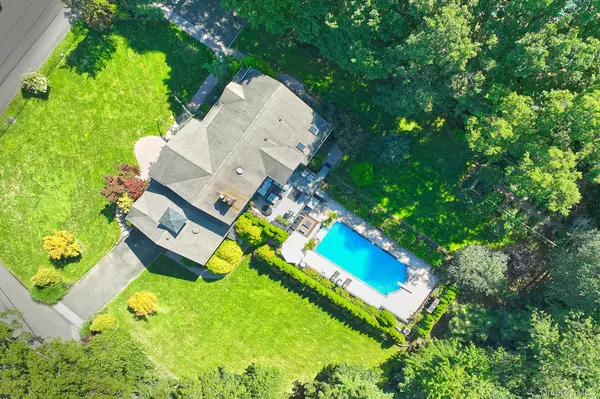 19 Sparrow LN, Huntington, NY 11743