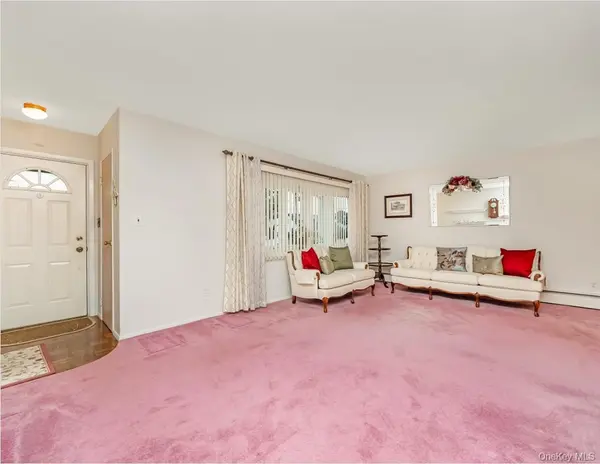 162 Washington ST, Farmingdale, NY 11735