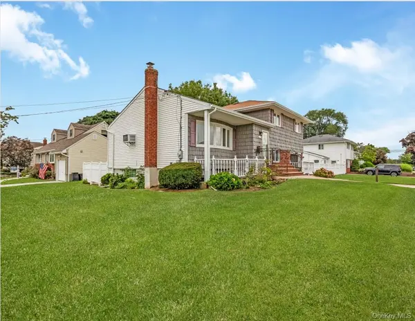 162 Washington ST, Farmingdale, NY 11735