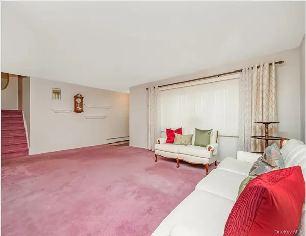 162 Washington ST, Farmingdale, NY 11735