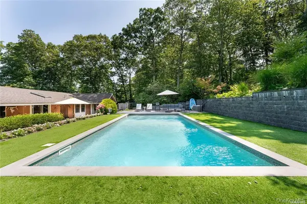 102 Fanning AVE, Hampton Bays, NY 11946