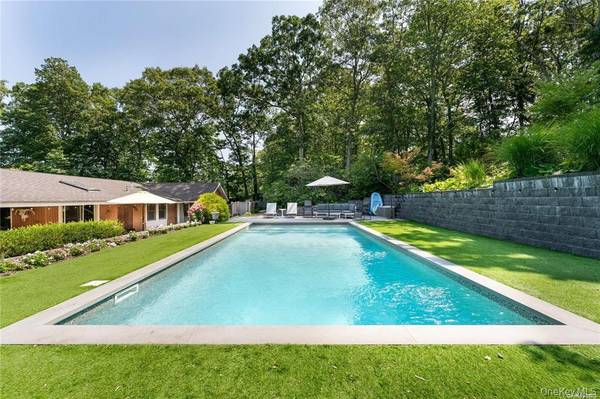 102 Fanning AVE, Hampton Bays, NY 11946