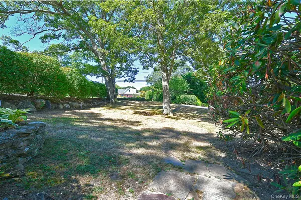 121 Van Buren DR, Centerport, NY 11721
