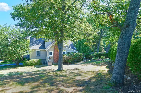121 Van Buren DR, Centerport, NY 11721