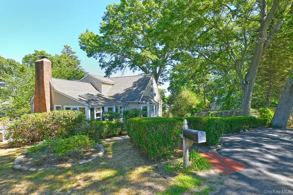 121 Van Buren DR, Centerport, NY 11721