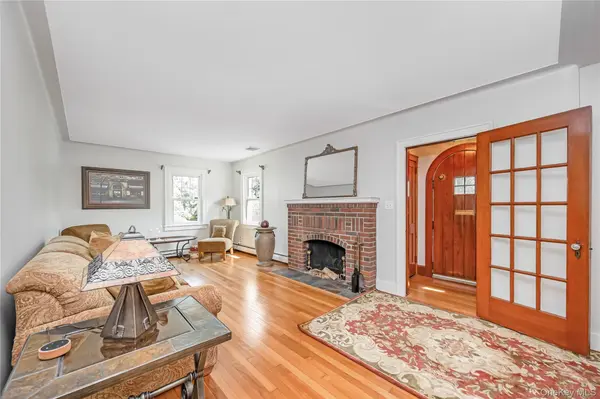 83 Village Line RD, Babylon, NY 11702