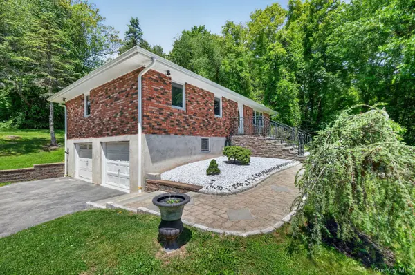 21 Crest CT, Hopewell Junction, NY 12533