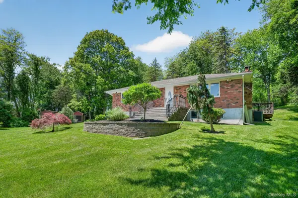 21 Crest CT, Hopewell Junction, NY 12533