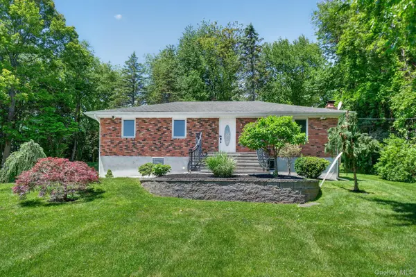 21 Crest CT, Hopewell Junction, NY 12533