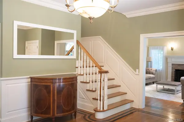 10 Emerson CT, Hampton Bays, NY 11946
