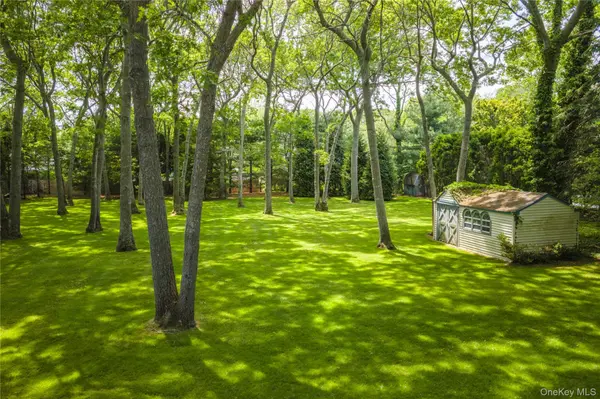 20 Fordham DR, Hampton Bays, NY 11946