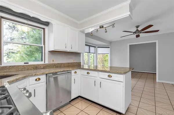 16 Deepdale Pkwy, Roslyn Heights, NY 11577
