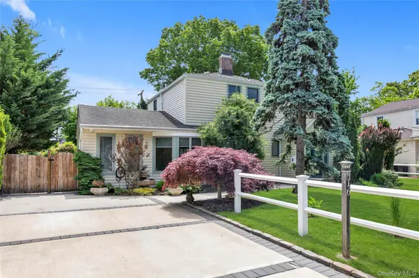 16 Deepdale Pkwy, Roslyn Heights, NY 11577